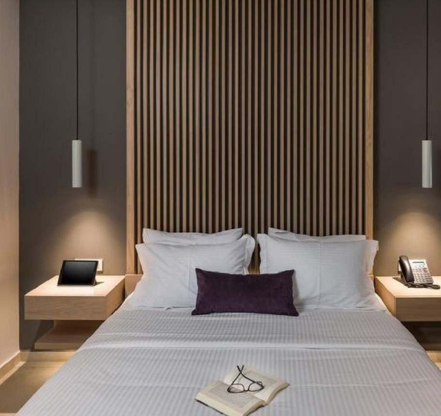 Стена из ламината в спальне