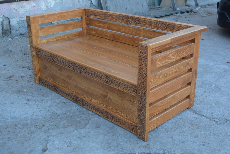 Резной сундук