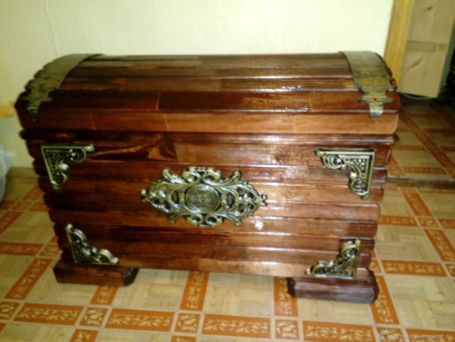 Сундук из дерева