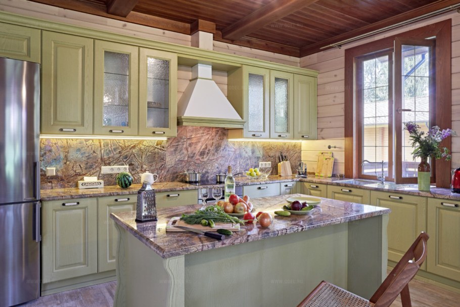 Оливковая кухня в деревянном доме