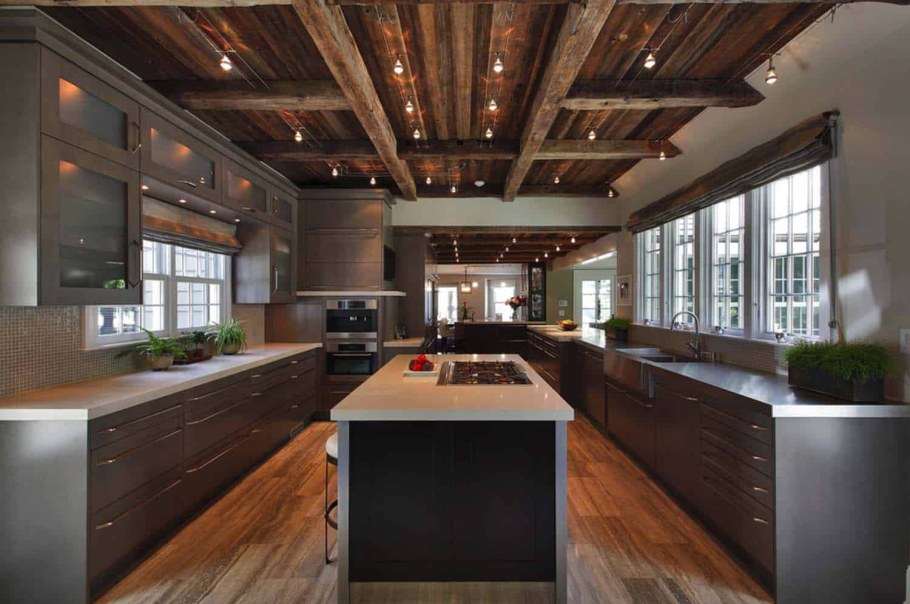 Деревянный потолок на кухне