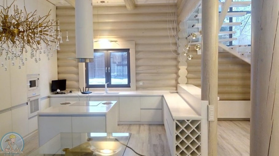 Дом из бревна в светлых тонах