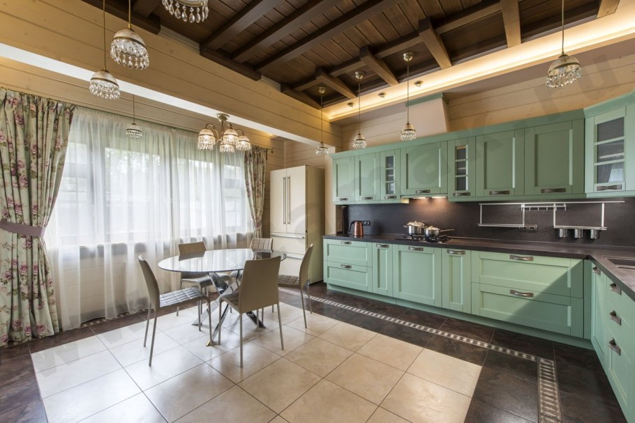 Интерьер кухни в доме из клееного бруса