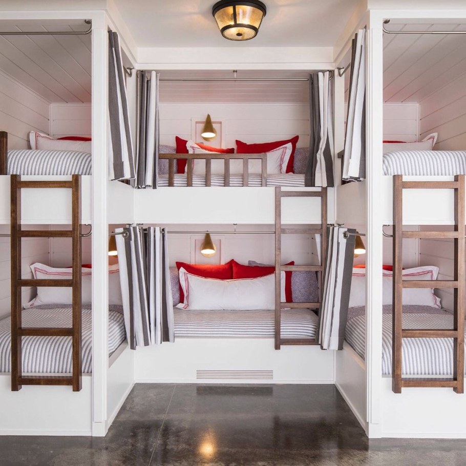 Комната с двух итажной кроватью