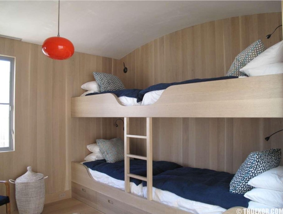 Маленькая комната для четверых детей