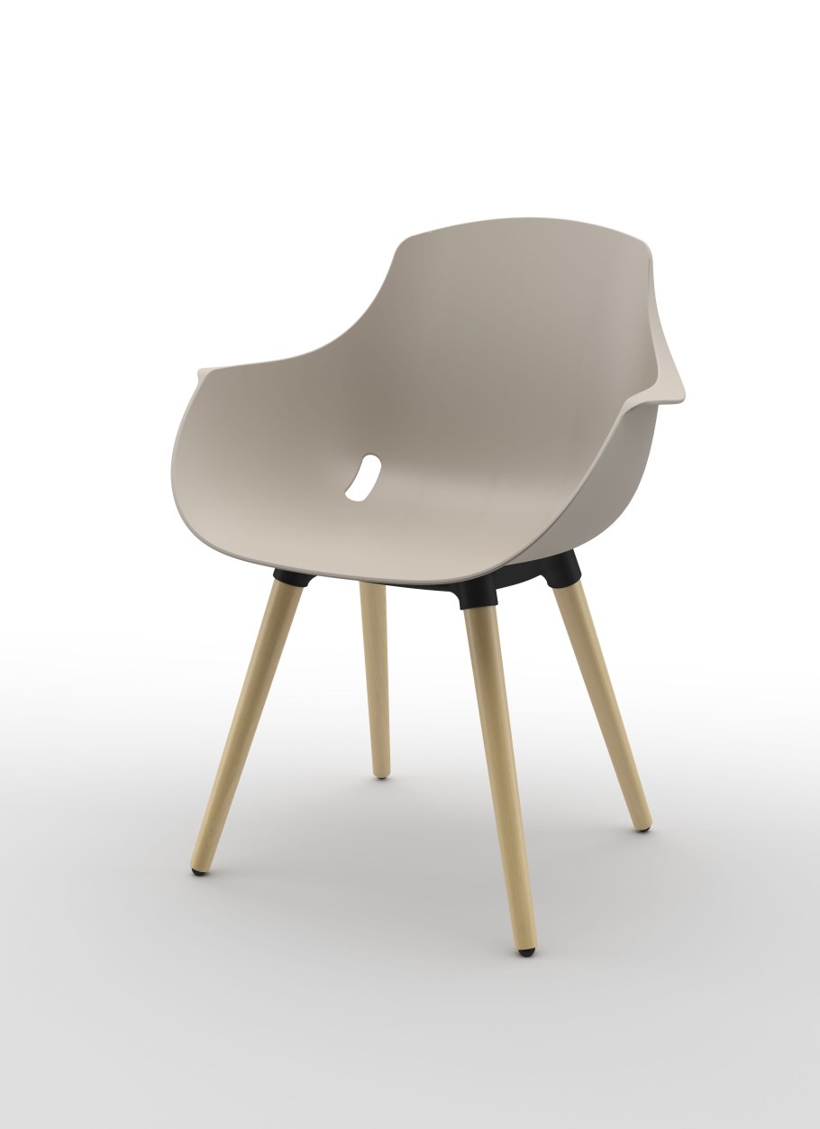 Пластиковое кресло с деревянными ножками