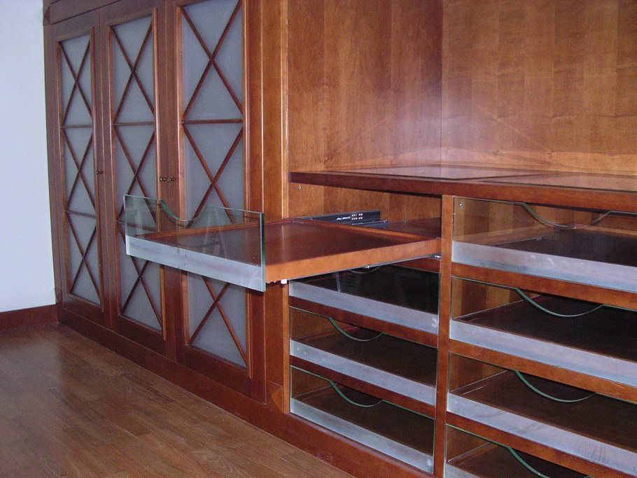 Стол в гостиной в интерьере