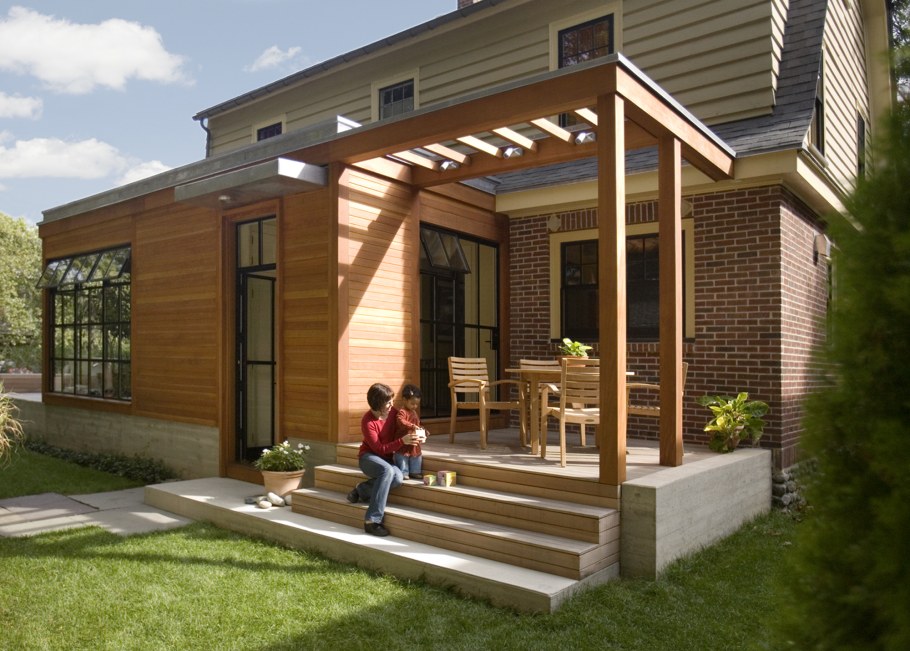 Двухэтажный дом с верандой