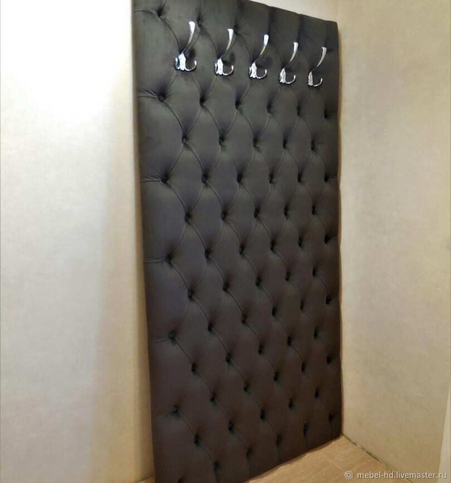 Каретная стяжка в прихожей с вешалкой