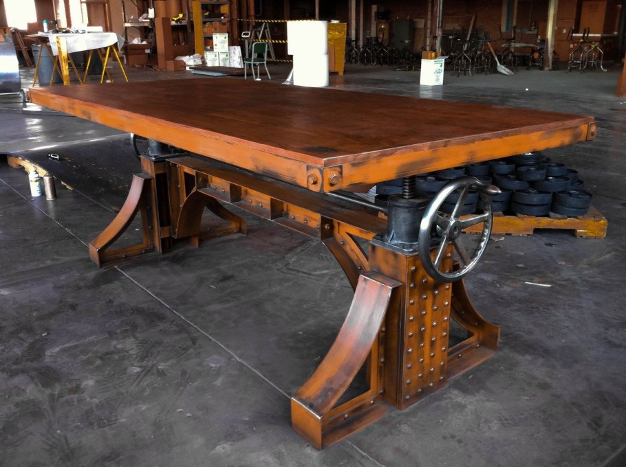 Стол из металла и дерева