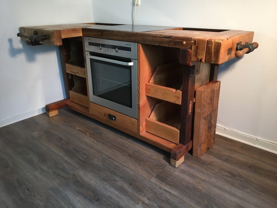 Угловой верстак в лофт интерьере