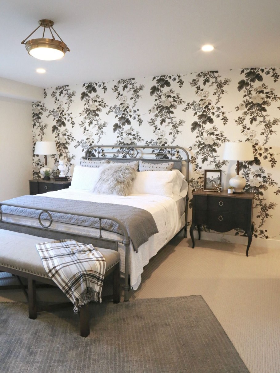 Комбинированные стены в спальне