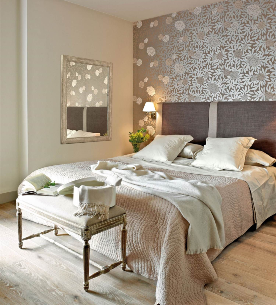 Спальня с комбинированными обоями