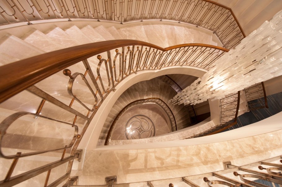 Лестница в мраморе в классическом стиле