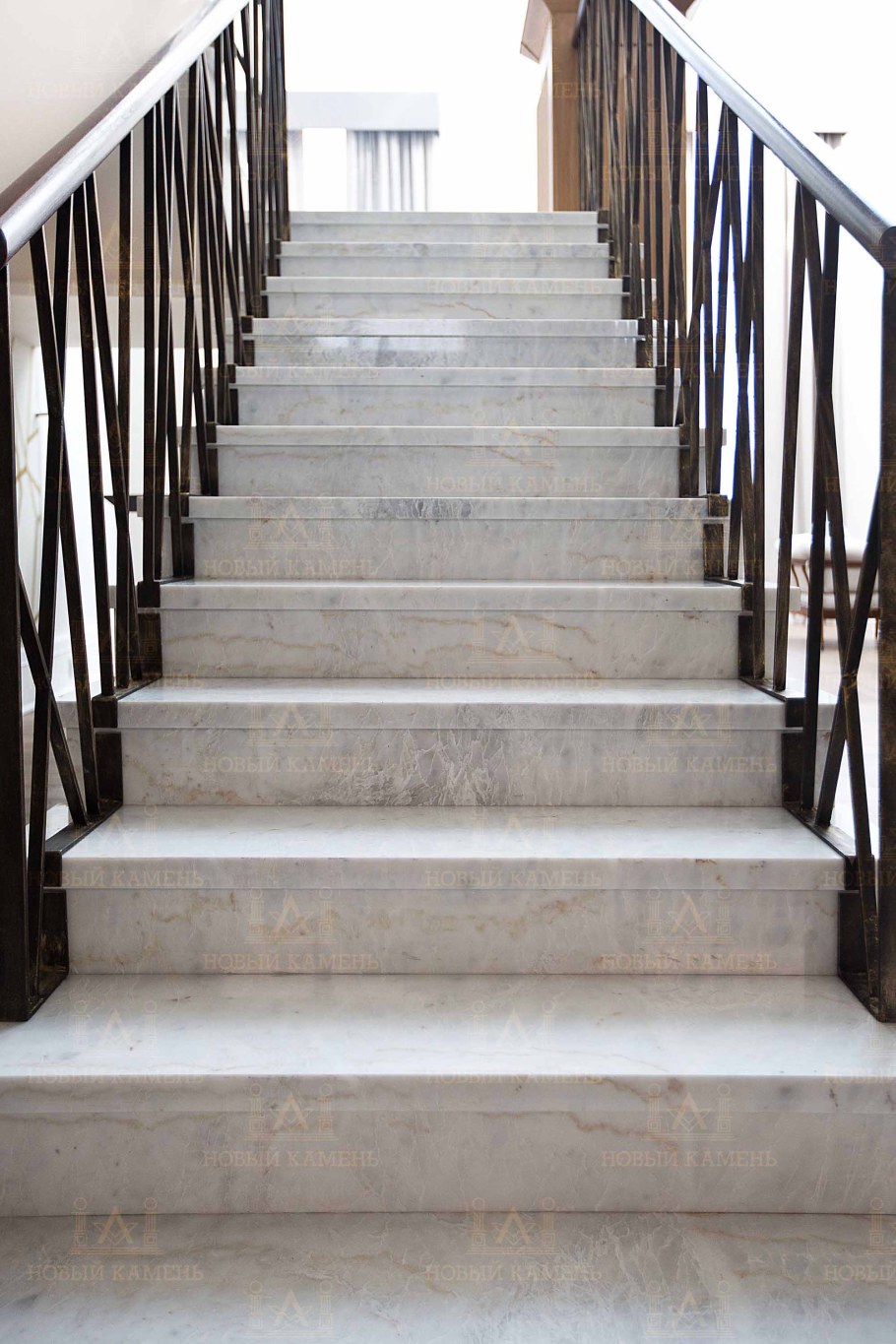 Лестница с мраморными ступенями