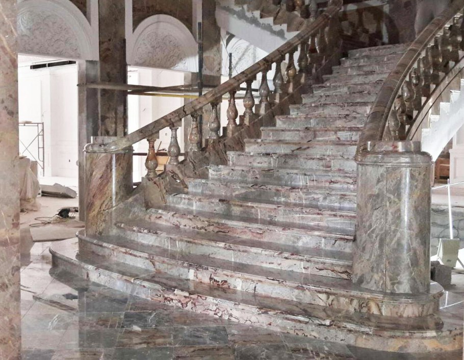 Мраморная лестница в частном доме