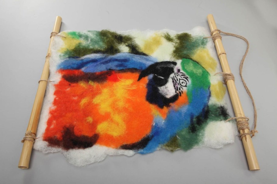 Панно из шерсти