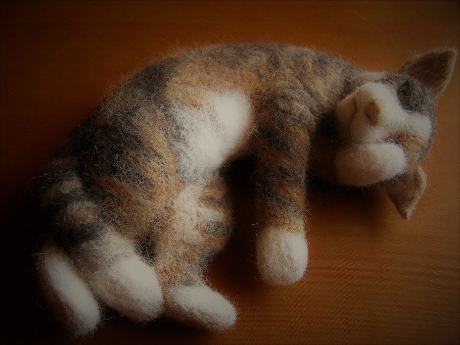 Валяная кошка из шерсти