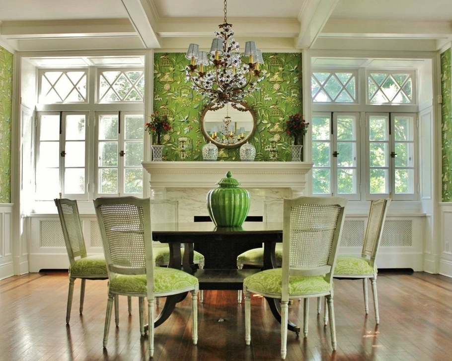 Столовая с зелеными стульями