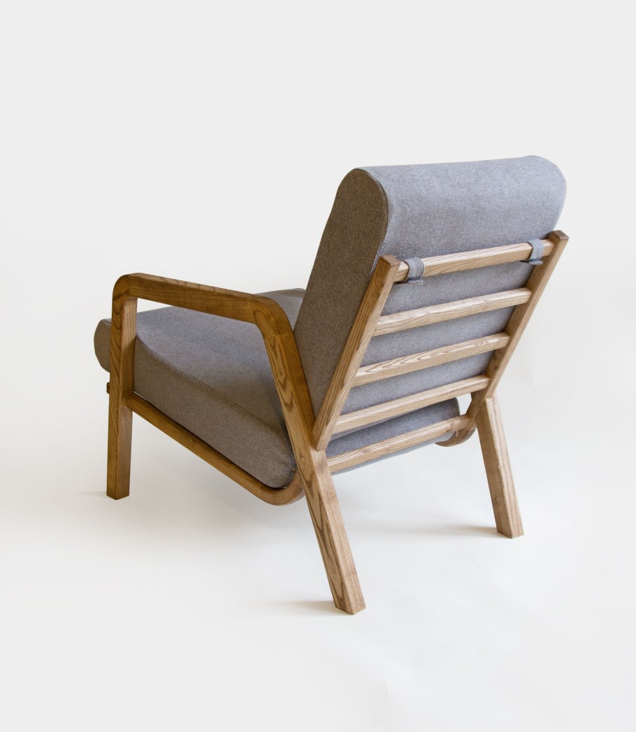 Деревянное кресло с подушками