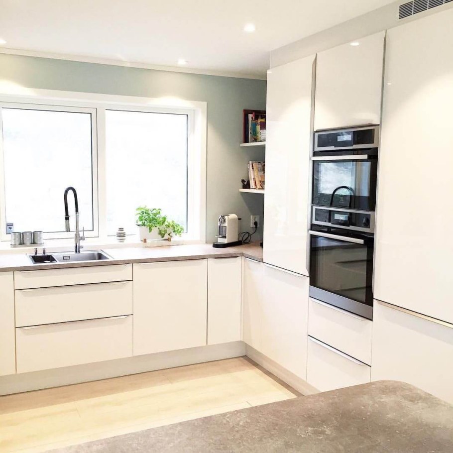 Современные кухни угловые с окном