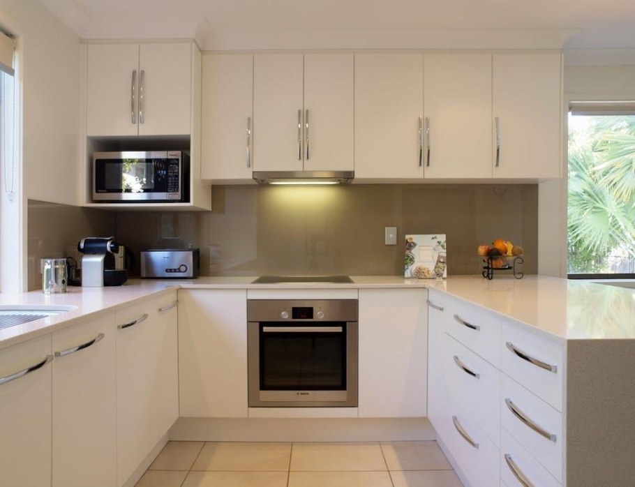 Раковина у окна на кухне