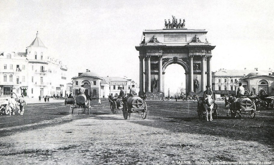 Триумфальные ворота на Кутузовском проспекте