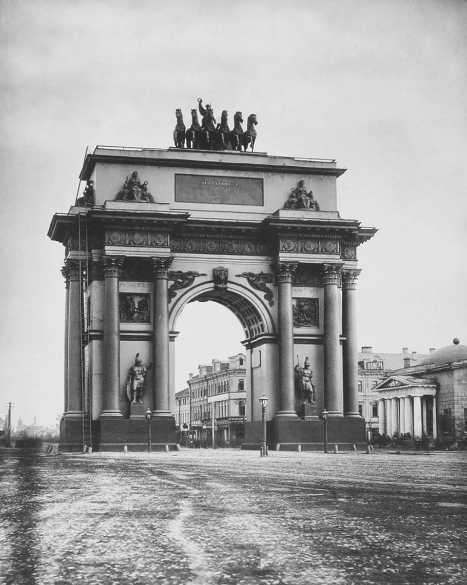 Триумфальные ворота на Кутузовском проспекте