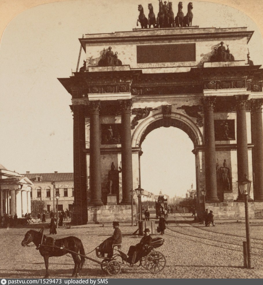 Колесница славы триумфальных ворот в Москве