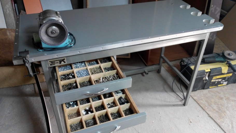 Металлический стол для мастерской