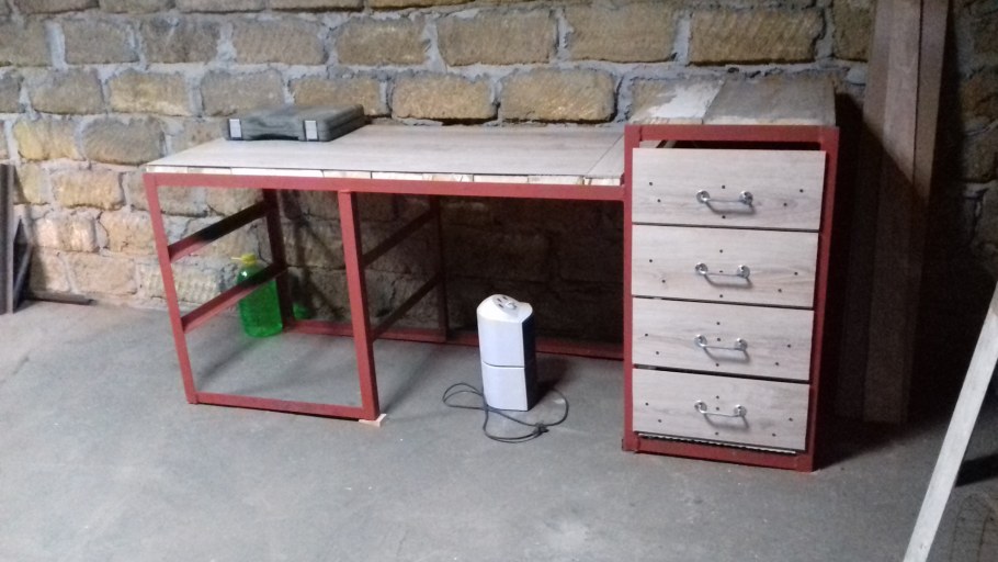 Небольшой верстак для гаража из металла