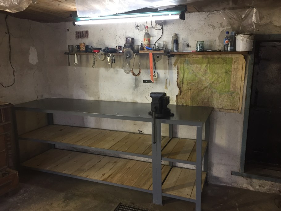 Угловой верстак для гаража из металла