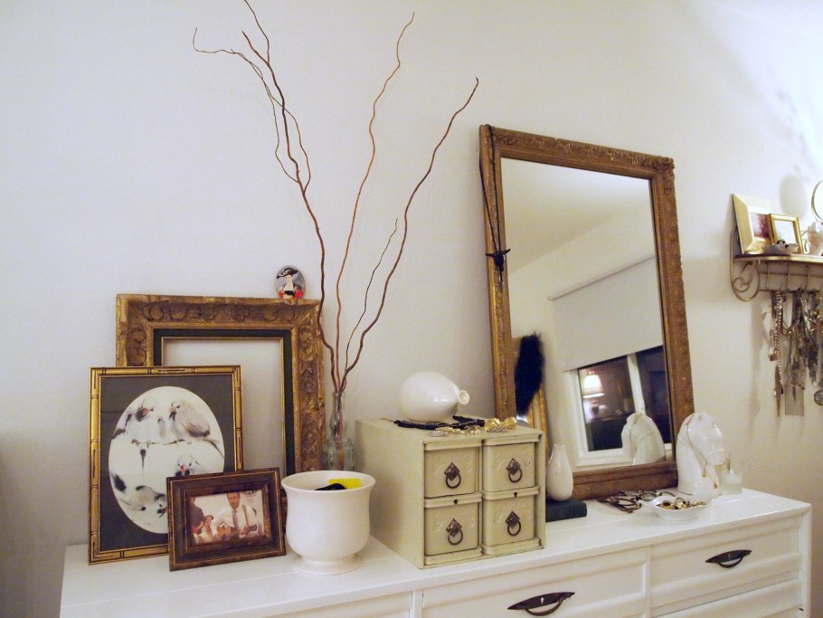 Зеркальный комод в спальне