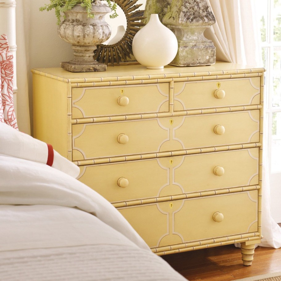 Шишки на комоде для красоты