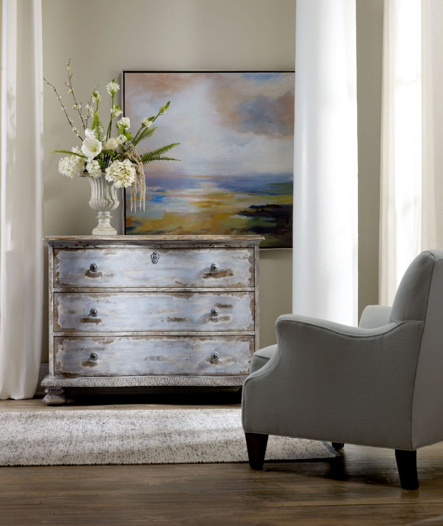 Украшение комода в спальне