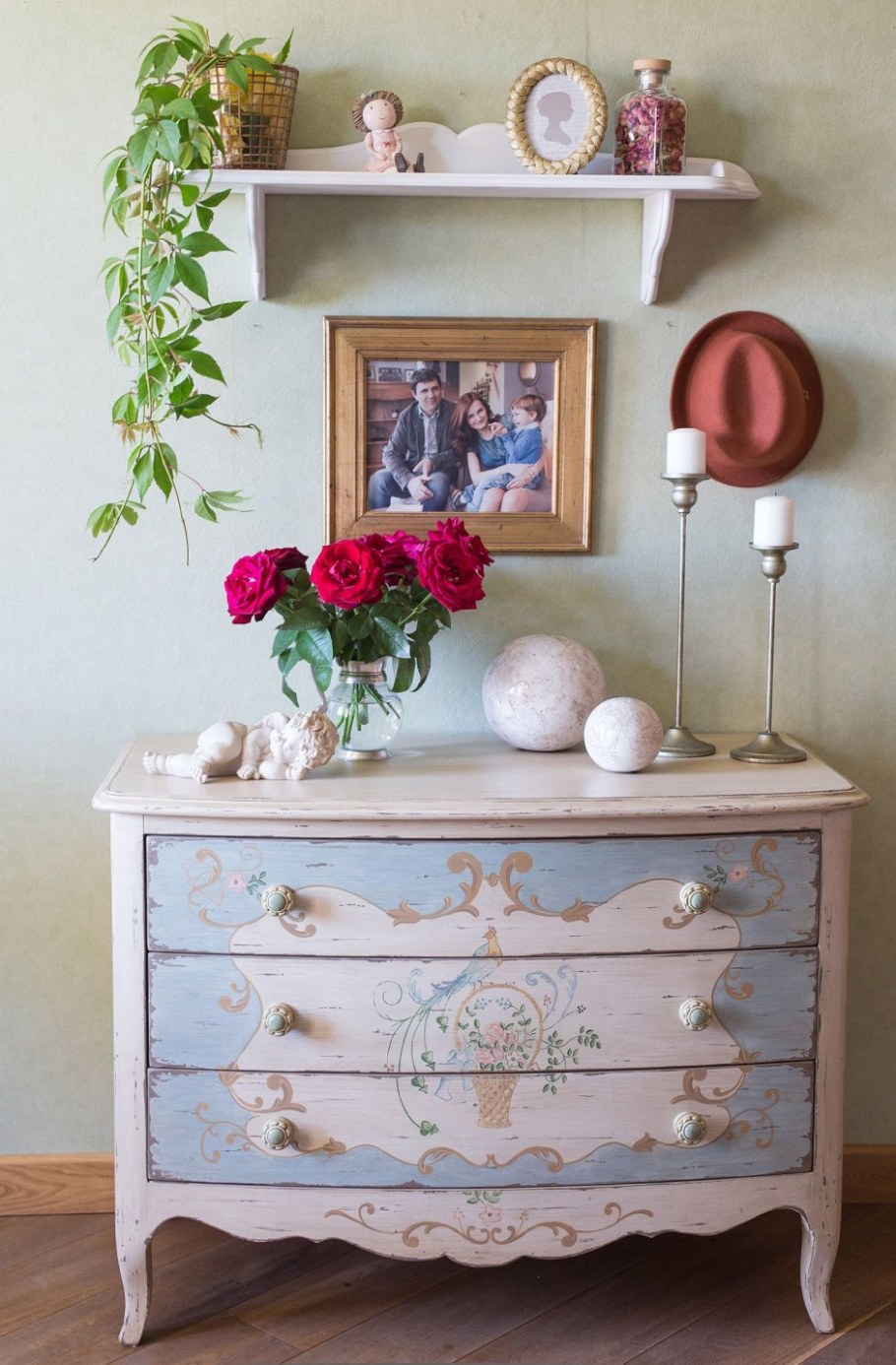 Комод в нише