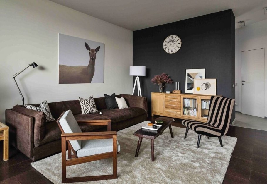 Коричневый диван в интерьере гостиной