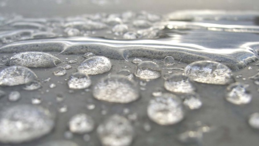 Капли воды на бетоне