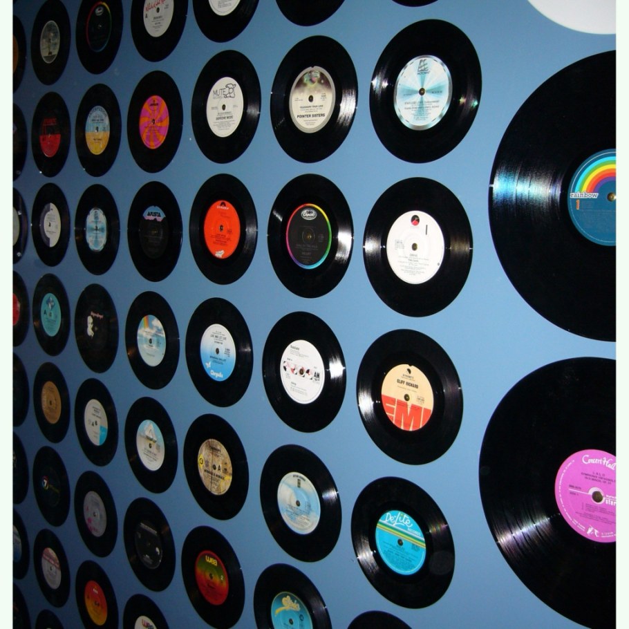 Виниловые пластинки на стене