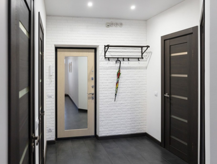 Зеркальная входная дверь в интерьере прихожей