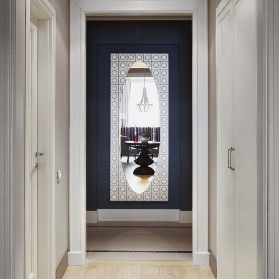 Входная дверь в коридоре