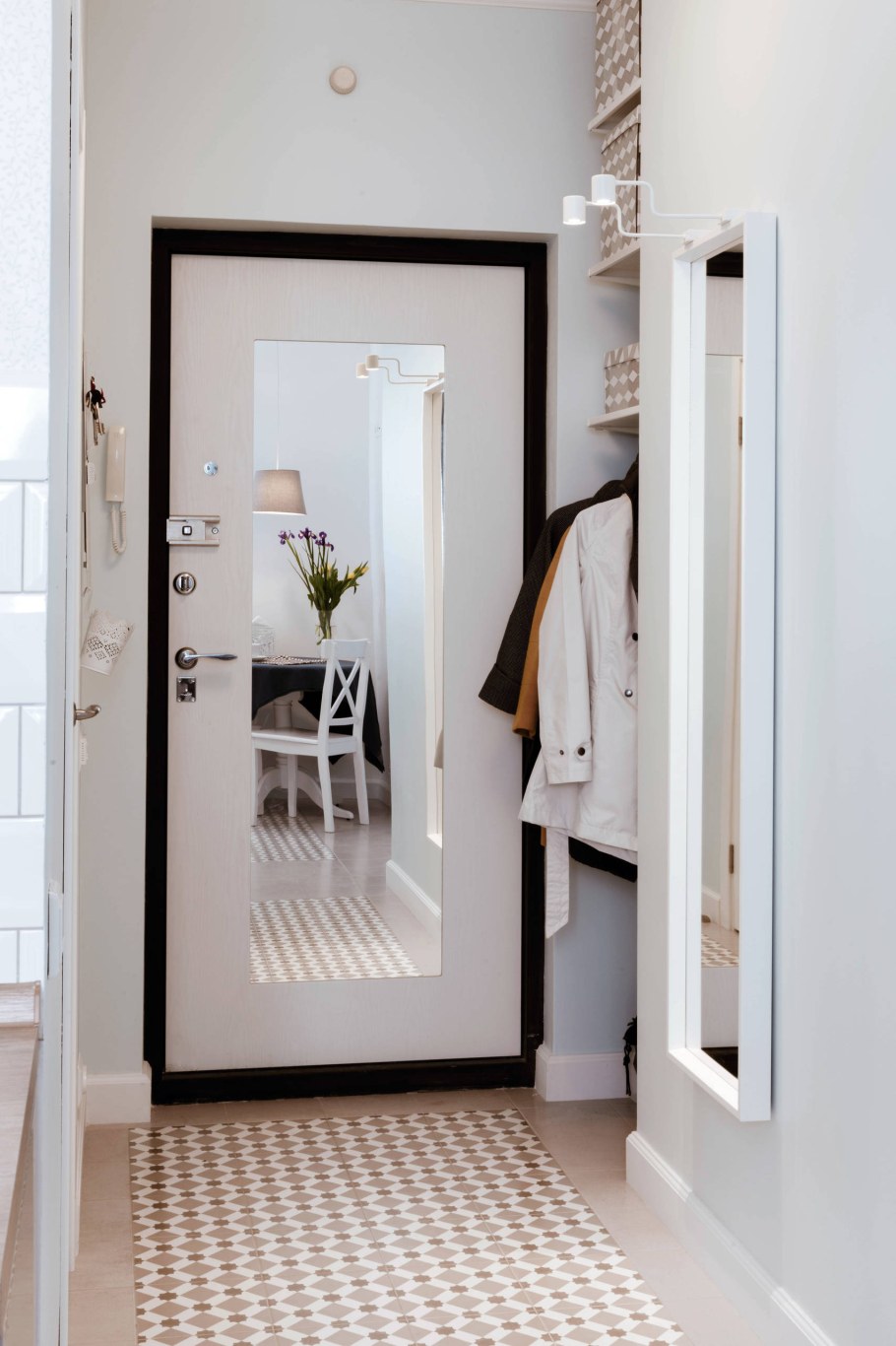 Зеркало на входной двери в прихожей