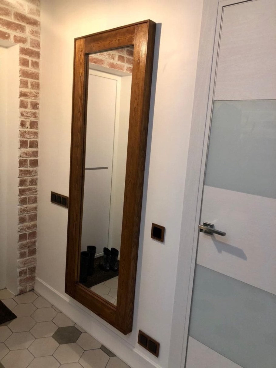 Зеркало в узкой прихожей