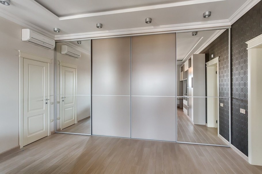 Шкаф купе встроенный в стену