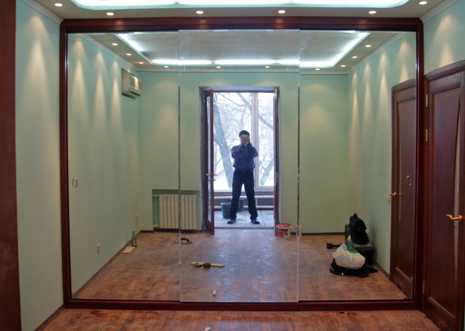 Шкаф напротив входной двери в комнату