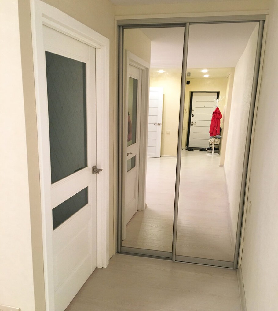 Зеркальная дверь в гардеробную