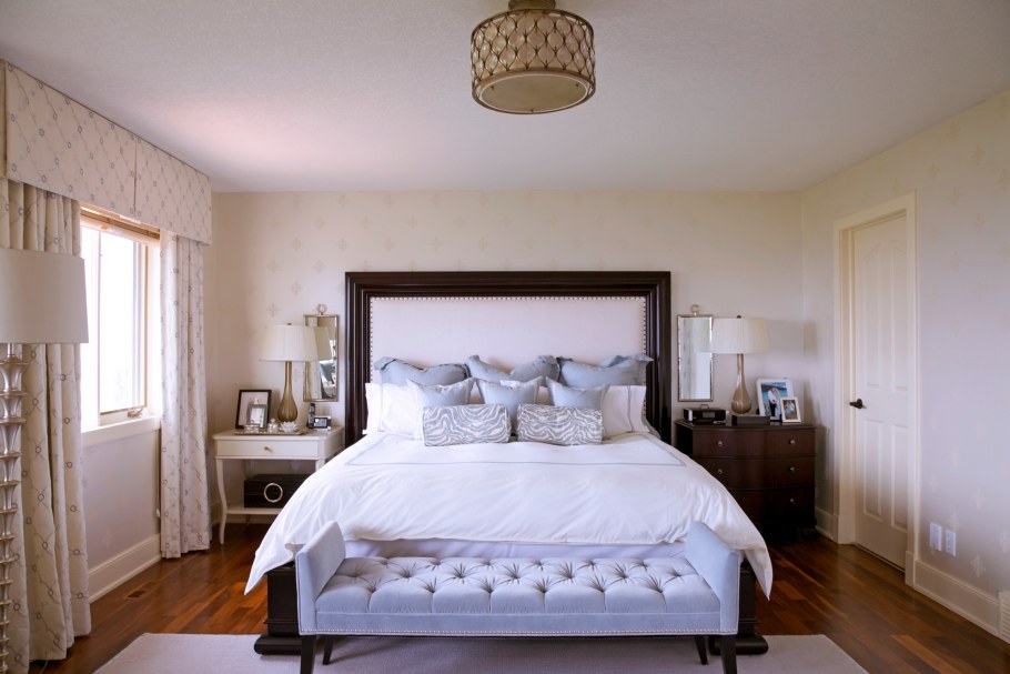 Спальня с одной прикроватной тумбочкой