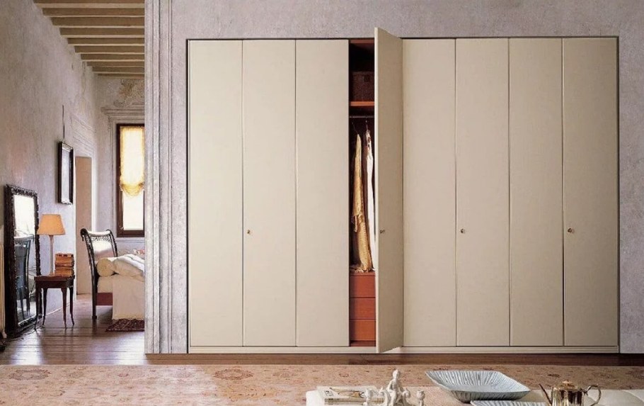 Встроенный шкаф с распашными дверями