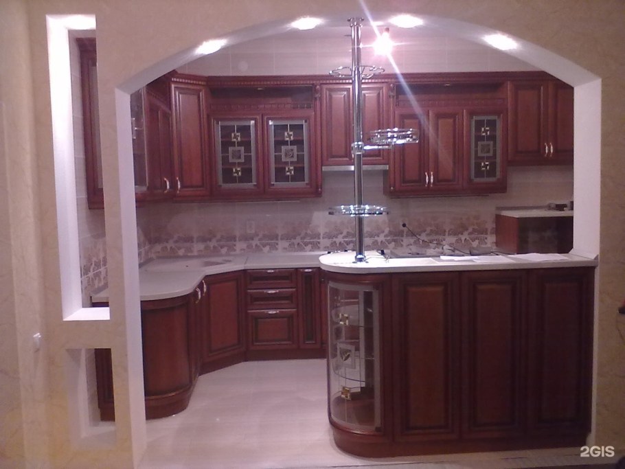 Угловая кухня с барной стойкой