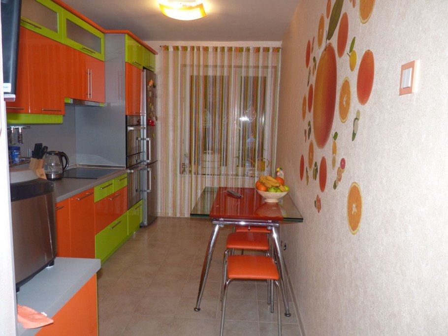 Интерьер оранжевой кухни с фотообоями